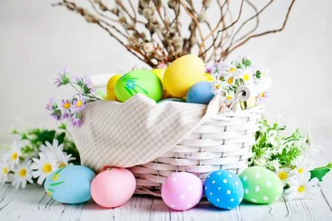 Happy Easter. Congratulatory easter background. Easter eggs and flowers. Back Foto stock