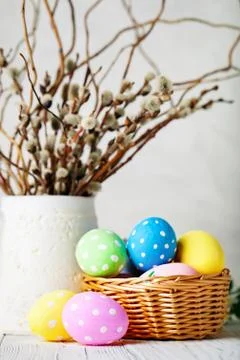 Happy Easter. Congratulatory easter background. Easter eggs and flowers. Back Foto stock