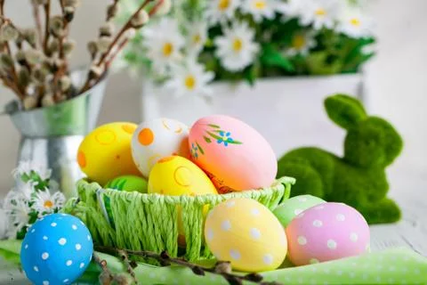 Happy Easter. Congratulatory easter background. Easter eggs and flowers. Back Foto stock