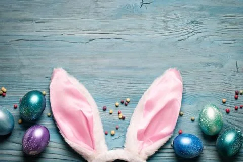 Happy Easter. Congratulatory easter background. Easter eggs and flowers. Back Foto stock