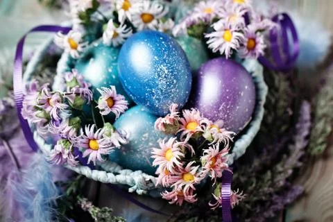 Happy Easter. Congratulatory easter background. Easter eggs and flowers. Back Foto stock