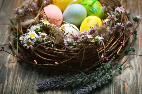 Happy Easter. Congratulatory easter background. Easter eggs and flowers. Back Foto stock