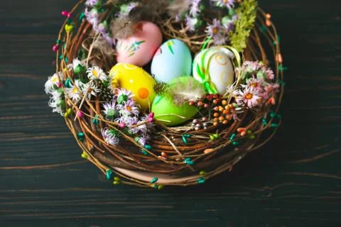 Happy Easter. Congratulatory easter background. Easter eggs and flowers. Back Foto stock