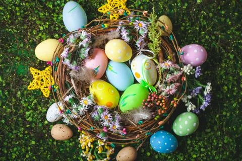 Happy Easter. Congratulatory easter background. Easter eggs and flowers. Back Foto stock