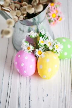 Happy Easter. Congratulatory easter background. Easter eggs and flowers. Back Foto stock