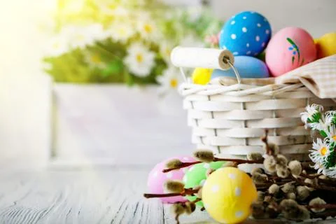 Happy Easter. Congratulatory easter background. Easter eggs and flowers. Back Foto stock