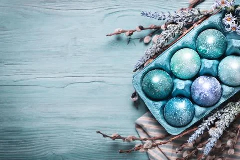 Happy Easter. Congratulatory easter background. Easter eggs and flowers. Back Foto stock