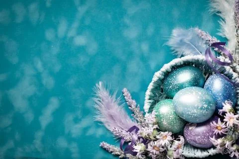 Happy Easter. Congratulatory easter background. Easter eggs and flowers. Back Foto stock