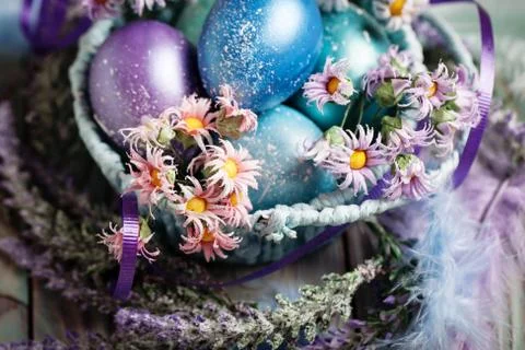 Happy Easter. Congratulatory easter background. Easter eggs and flowers. Back Foto stock