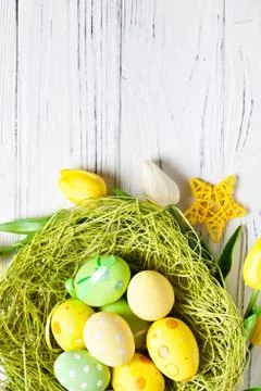 Happy Easter. Congratulatory easter background. Easter eggs and flowers. Back Foto stock