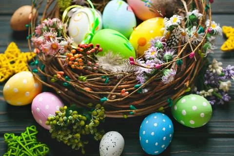 Happy Easter. Congratulatory easter background. Easter eggs and flowers. Back Foto stock