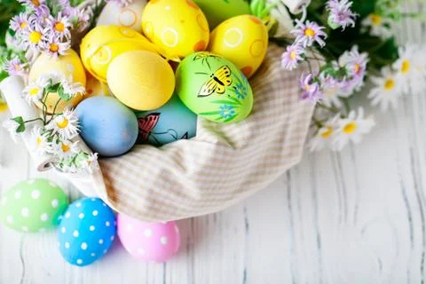 Happy Easter. Congratulatory easter background. Easter eggs and flowers. Back Foto stock