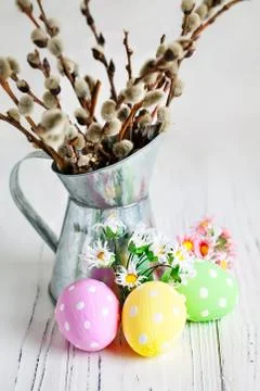 Happy Easter. Congratulatory easter background. Easter eggs and flowers. Back Foto stock