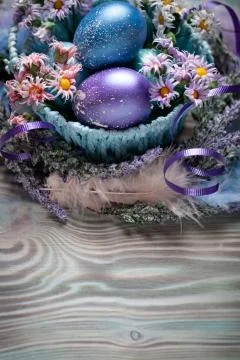 Happy Easter. Congratulatory easter background. Easter eggs and flowers. Back Foto stock