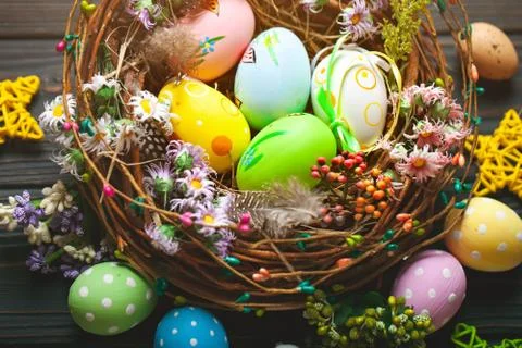 Happy Easter. Congratulatory easter background. Easter eggs and flowers. Back Foto stock