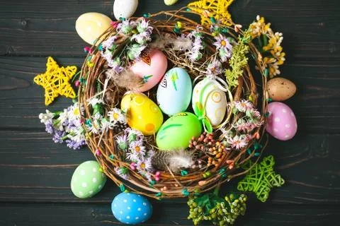 Happy Easter. Congratulatory easter background. Easter eggs and flowers. Back Foto stock