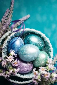 Happy Easter. Congratulatory easter background. Easter eggs and flowers. Back Foto stock