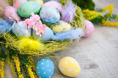 Happy Easter. Congratulatory easter background. Easter eggs and flowers Foto stock