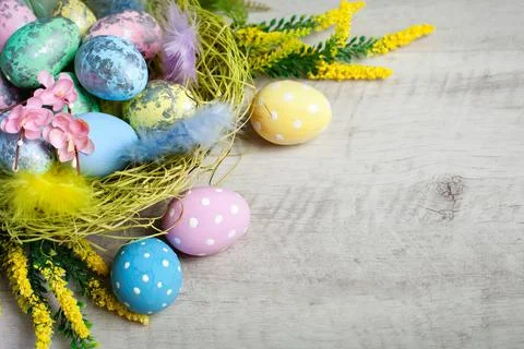 Happy Easter. Congratulatory easter background. Easter eggs and flowers Foto stock