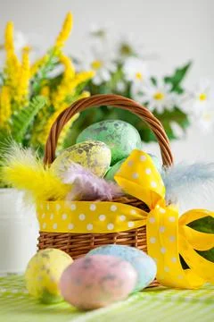 Happy Easter. Congratulatory easter background. Easter eggs and flowers Foto stock