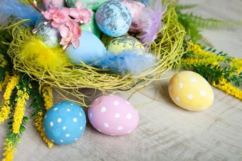 Happy Easter. Congratulatory easter background. Easter eggs and flowers Foto stock