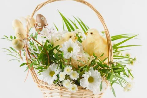 Happy Easter. Congratulatory easter background. Easter eggs and flowers Foto stock