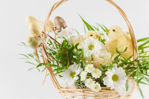 Happy Easter. Congratulatory easter background. Easter eggs and flowers Foto stock