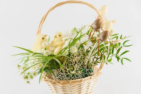 Happy Easter. Congratulatory easter background. Easter eggs and flowers Foto stock