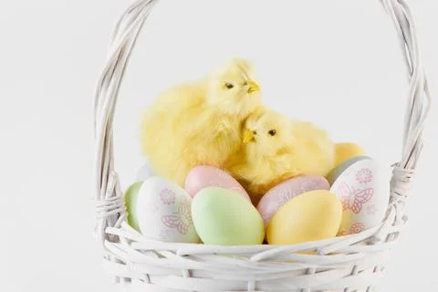 Happy Easter. Congratulatory easter background. Easter eggs and flowers Foto stock