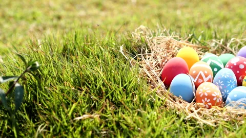 Happy Easter Day. Easter eggs on green grass background, Dolly shot. Stock Footage 148989548