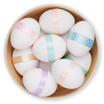 Happy Easter decorations, basket full of easter eggs with ribbon in pastel .. Illustrazione stock