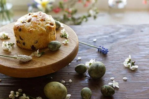 Happy Easter! Easter bread, natural dyed eggs and spring flowers on rustic .. Stock Photos