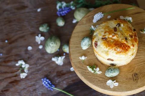 Happy Easter! Easter bread, natural dyed eggs and spring flowers on rustic .. Stock Photos