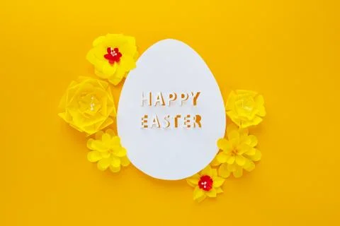 Happy easter. Easter egg made of paper on yellow background. 스톡 사진