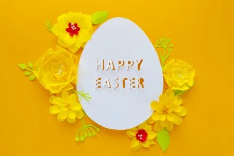Happy easter. Easter egg made of paper on yellow background. 스톡 사진