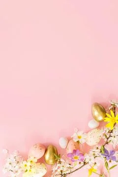 Happy Easter! Easter flat lay with stylish eggs and blooming flowers on pin.. Stock Photos