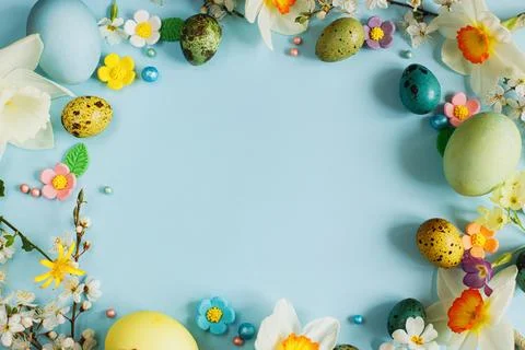 Happy Easter! Easter flat lay with stylish eggs and blooming spring flowers.. Stock Photos