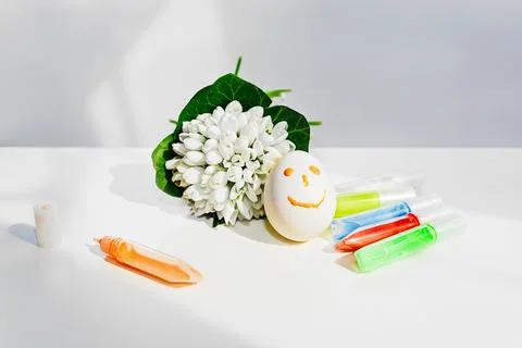 Happy easter egg with flowers and color Foto stock