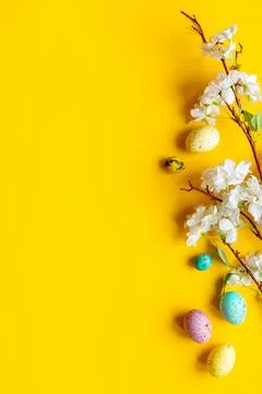 Happy Easter with eggs and flowering branch, top view Foto stock