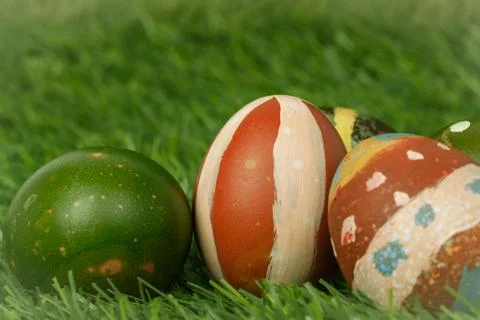 Happy easter eggs group on grass,can use as background for god festival Foto stock