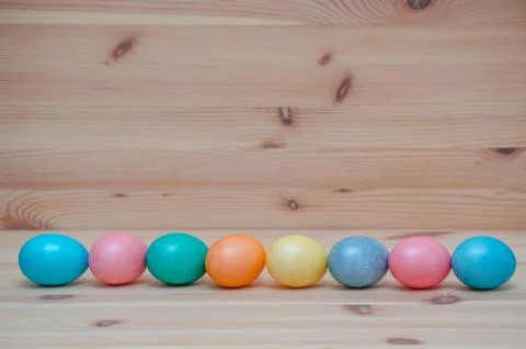 Happy easter eggs pastel colored on the wooden background Foto stock