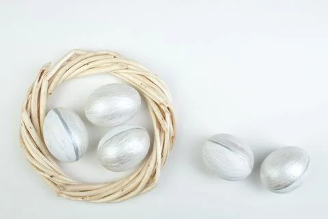 Happy Easter. eggs on white background.. Balls, wreath woven from the vines.. Foto stock