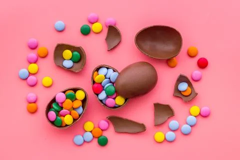 Happy Easter flat lay of chocolate eggs and sweets, top view Foto stock
