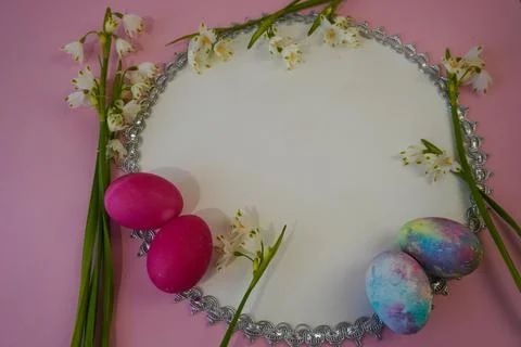 Happy easter! Flat Lay, postcard or Internet banner with Copy Space on Easter Stock-Fotos