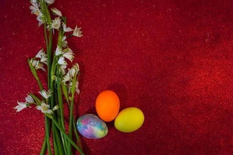 Happy easter! Flat Lay, postcard or Internet banner with Copy Space on Easter Stock-Fotos