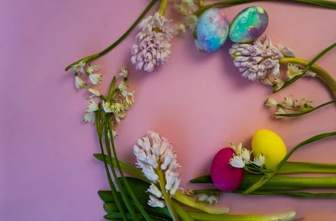 Happy easter! Flat Lay, postcard or Internet banner with Copy Space on Easter Stock-Fotos
