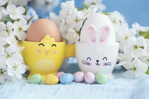 Happy Easter holiday concept with cute colorful eggs, bunny, chicks and flowe Foto stock