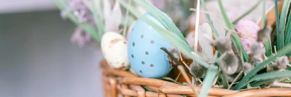 Happy easter holiday time in spring season. basket with painted eggs, easter  스톡 사진