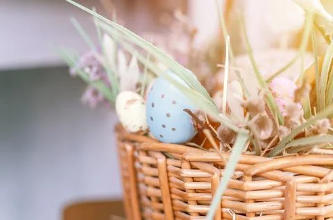 Happy easter holiday time in spring season. basket with painted eggs, easter  Foto stock