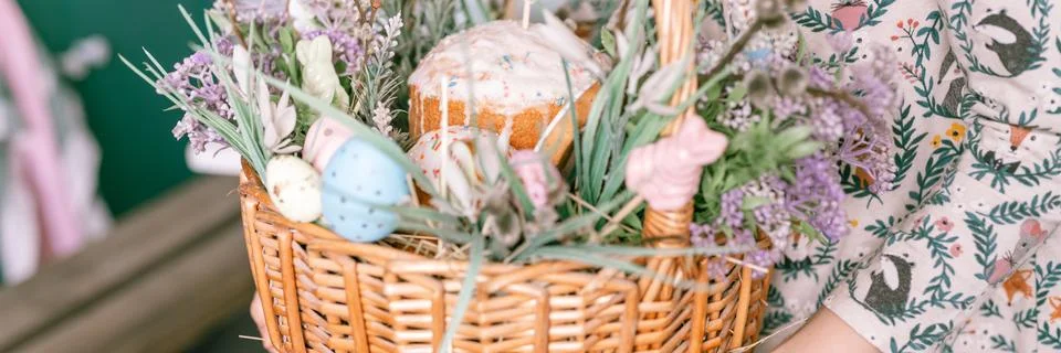 Happy easter holiday time in spring season. little eight year old kid girl ho Foto stock